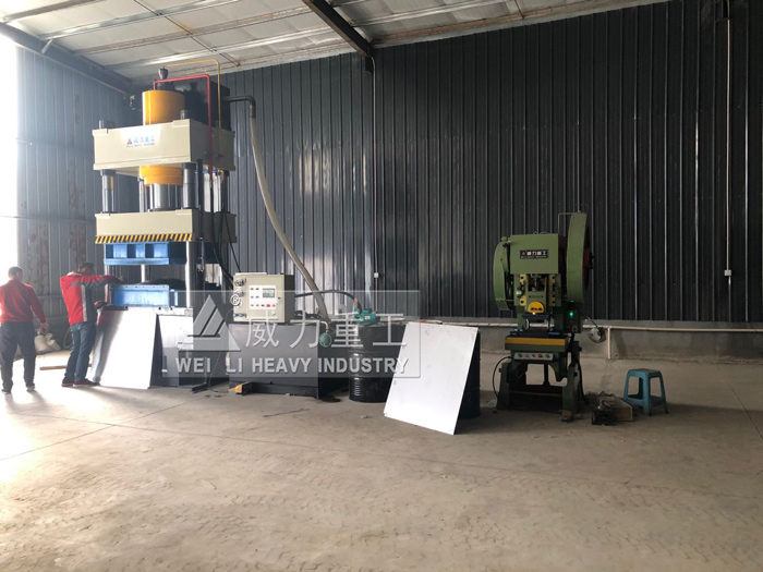 山东威力重工水箱液压机客户使用车间