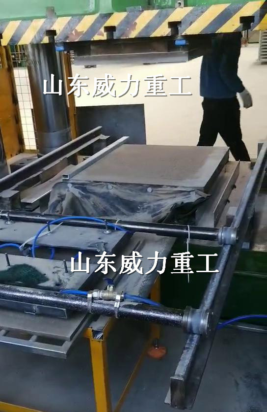 1500吨陶瓷粉末成型机压制现场