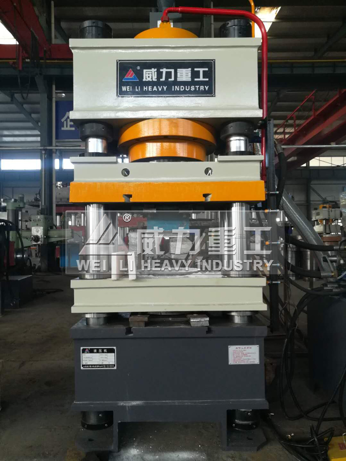 铁粉成型四柱液压机加工车间