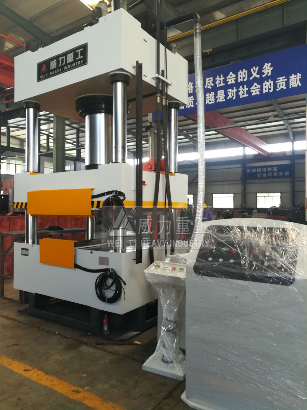 500吨砂轮成型液压机加工车间