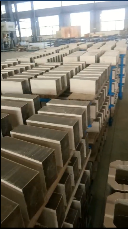 山东威力重工液压机压制耐火砖成品