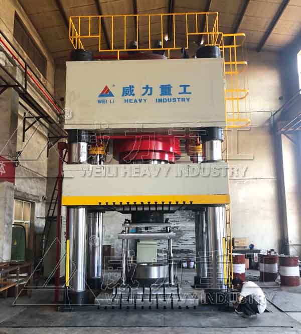 山东威力重工粉末液压机加工车间