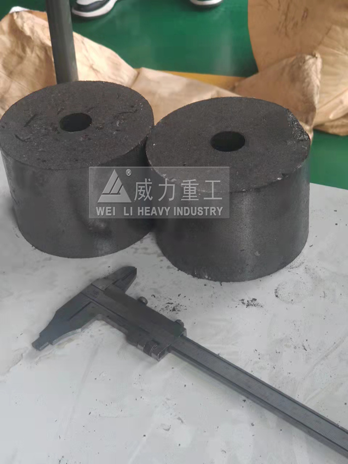 四梁四柱液压机压制铁粉块