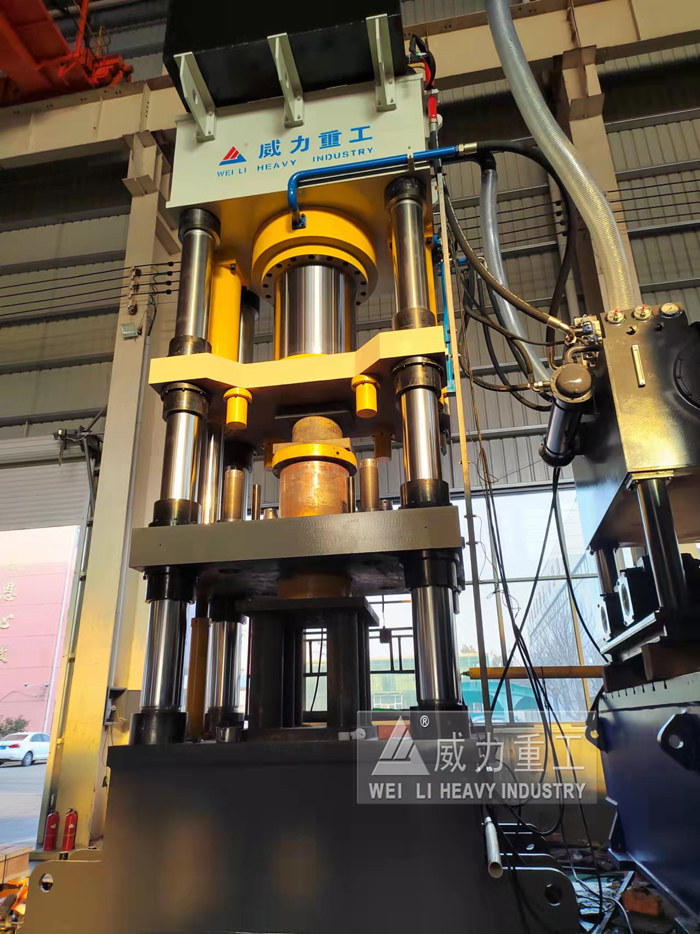 山东威力重工石墨匣钵液压机加工车间