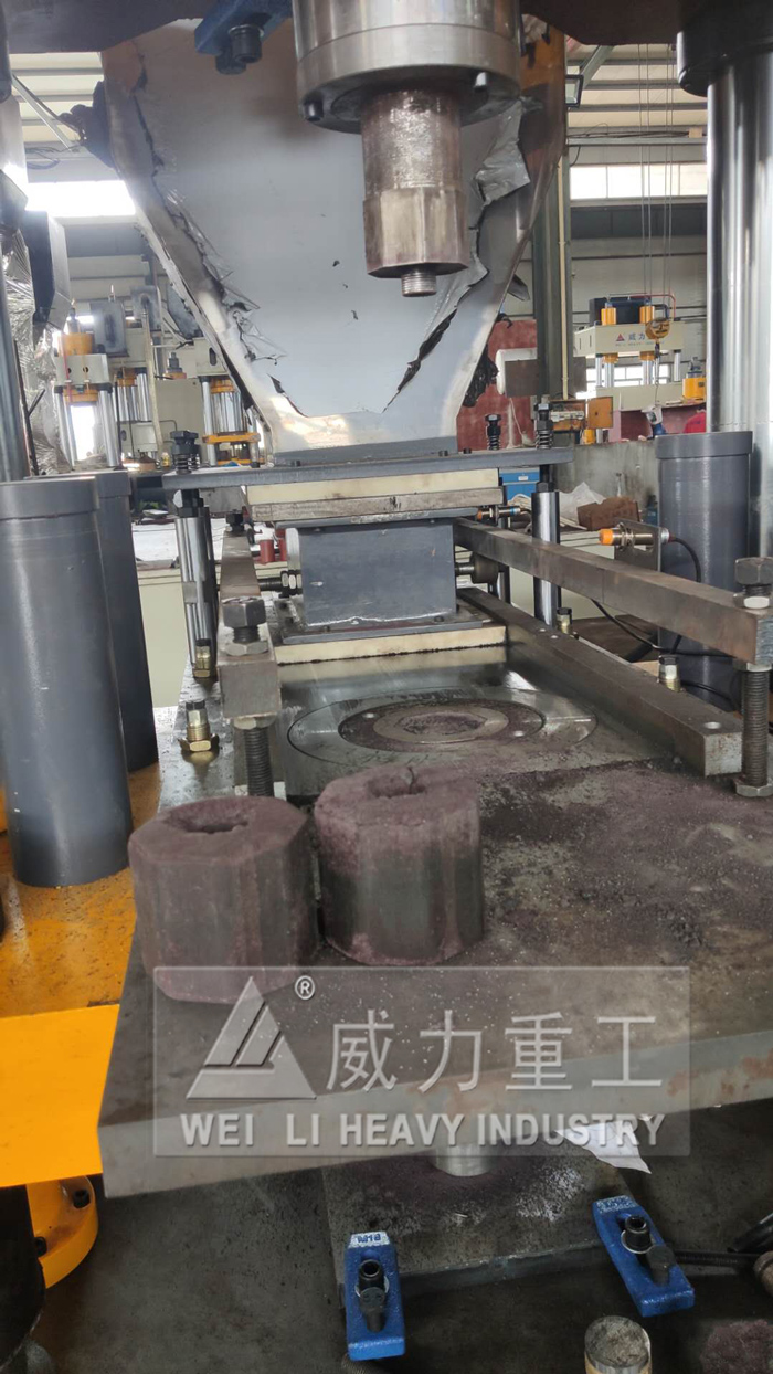 四柱液压机压制铁粉细节